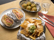 Bodegón comida americana con hamburguesa, nachos y albóndigas