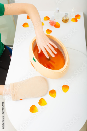 Fotografía Woman getting paraffin hand treatment at beautician