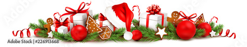 Fotografía Weihnachtsschmuck mit Geschenken, Lebkuchen, Nikolaus Mütze, Weihnachtskugeln un