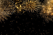 Goldenes Feuerwerk Freigestellt Auf Schwarz, Festliches Konzept Für Silvester Und Glückliches Neues Jahr 
