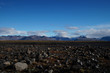Steinwüste mit Bergpanorama in Island