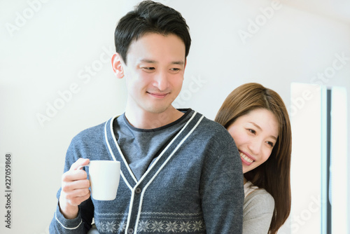 男性に後ろから抱きつく女性 Stock Photo Adobe Stock