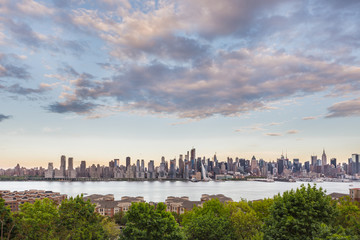 Fototapete - New York City midtown Manhattan skyline panorama view from Boulevard East Old Glory Park over Hudson River.