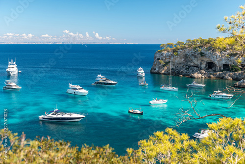 Photographie Anchored boats and yachts in the turquoise bay of Portals Vells | Mallorca |