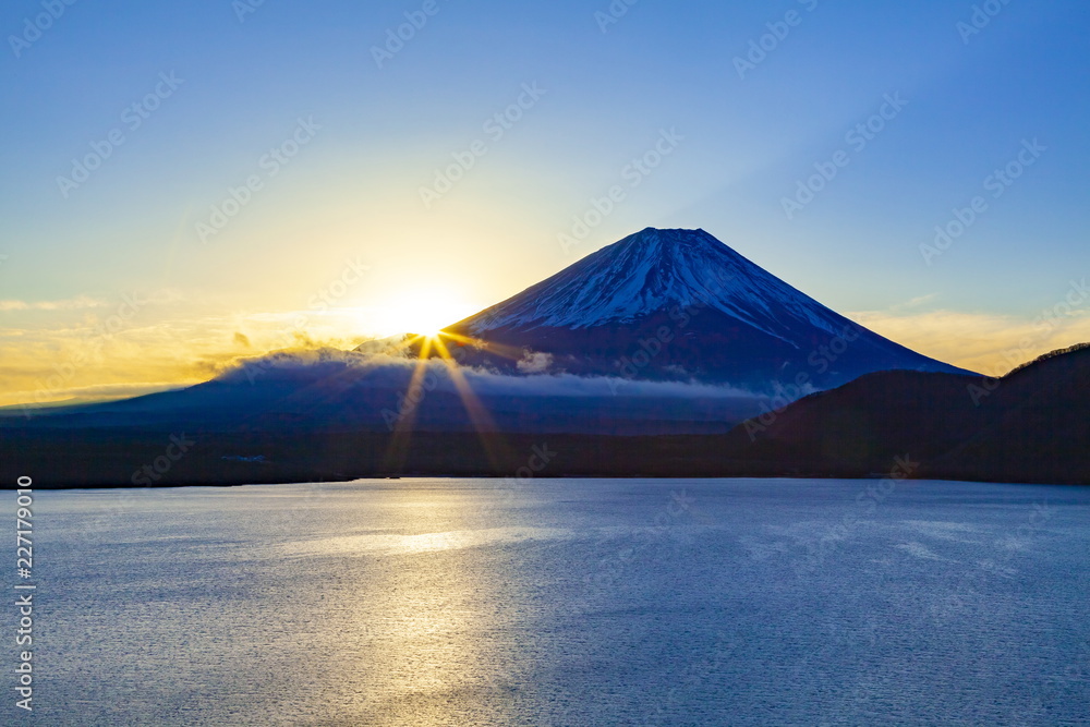 本栖湖の冬景色 富士山の冬景色の楽しみ方8選！ 冬に