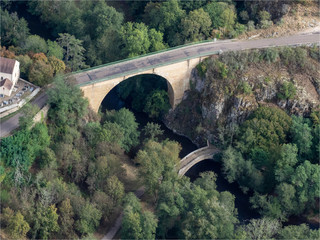  vue aérienne du pont romain et du pont moderne à Pierre-Perthuis dans l'Yonne en France
