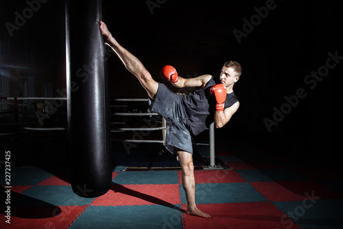 Dekoracja na wymiar  zdjecie-bokser-mlody-czlowiek-silny-sport-zrobic-cwiczenia-w-silowni