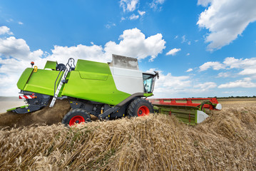 Aufkleber - harvester machine to harvest wheat field working.