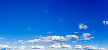 Ciel Bleu Avec Nuages De Basse Couche Sur L'horizon