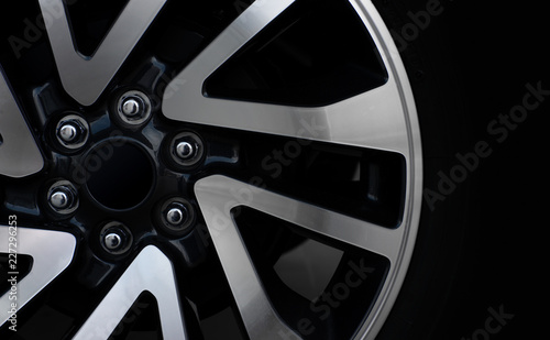 Fotografía closeup alloy car wheels with soft-focus and over light in the background