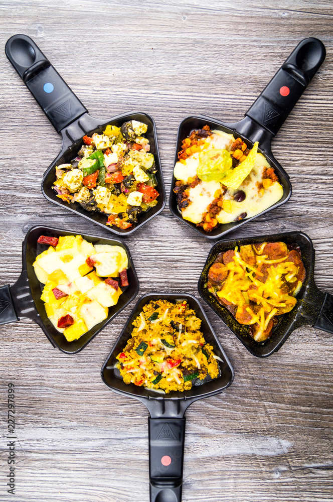 Raclette mal anders: Chili con carne, currywurst, griechischer ... Raclette mal anders: Chili con carne, currywurst, griechischer ...