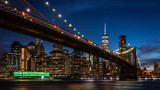 Fototapeta  - Brooklyn Bridge mit Manhattan Skyline in Dämmerung