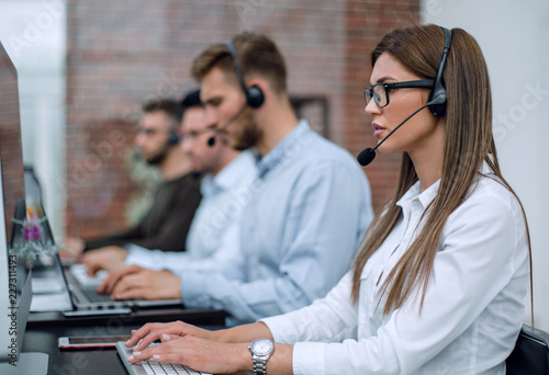 Fotomural young employee call center talking with the client