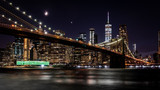 Fototapeta Sypialnia - Brooklyn Bridge in New York mit Manhattan Skyline bei Nacht