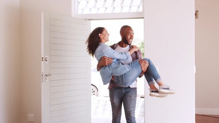 Canvas Print - Man Carrying Woman Over Threshold Of Doorway In New Home