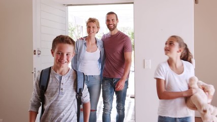 Canvas Print - Family Opening Door And Walking In Empty Lounge Of New Home