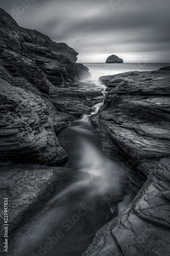 Fototeppich - Rock Gully, Trebarwith Strand, Cornwall (von mickblakey)