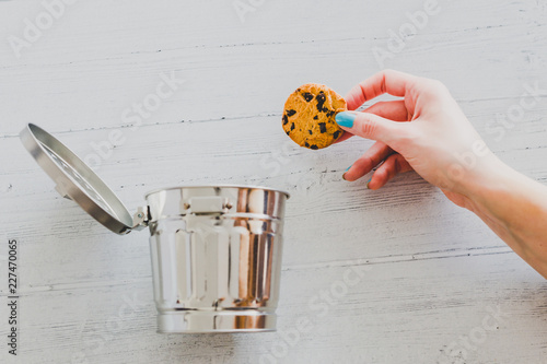 Cuadros en Lienzo hand throwing website cookie going into a trash can