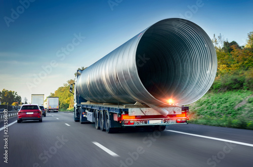 Cuadros en Lienzo Schwertransport Lkw auf Autobahn - Heavy Freight Truck on Highway