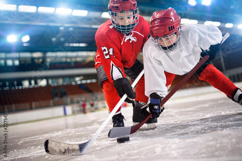 Obrazy Sporty Zimowe  dzieci-hokeista-obslugi-krazek-na-lodzie