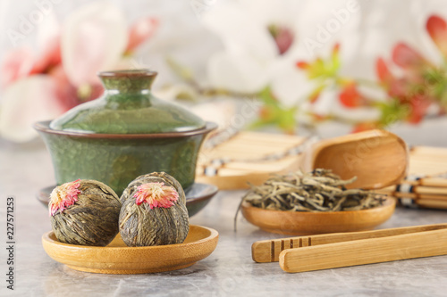 Fotografía Green tea, traditional Chinese porcelain tea Sasha and tea ceremony attributes o