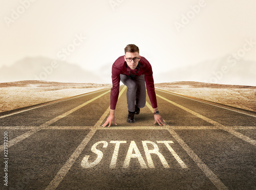 Cuadros en Lienzo Young determined businessman kneeling before start line
