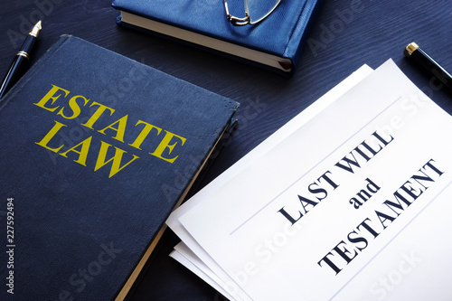 Fotografía Estate law, last will and testament in a court.
