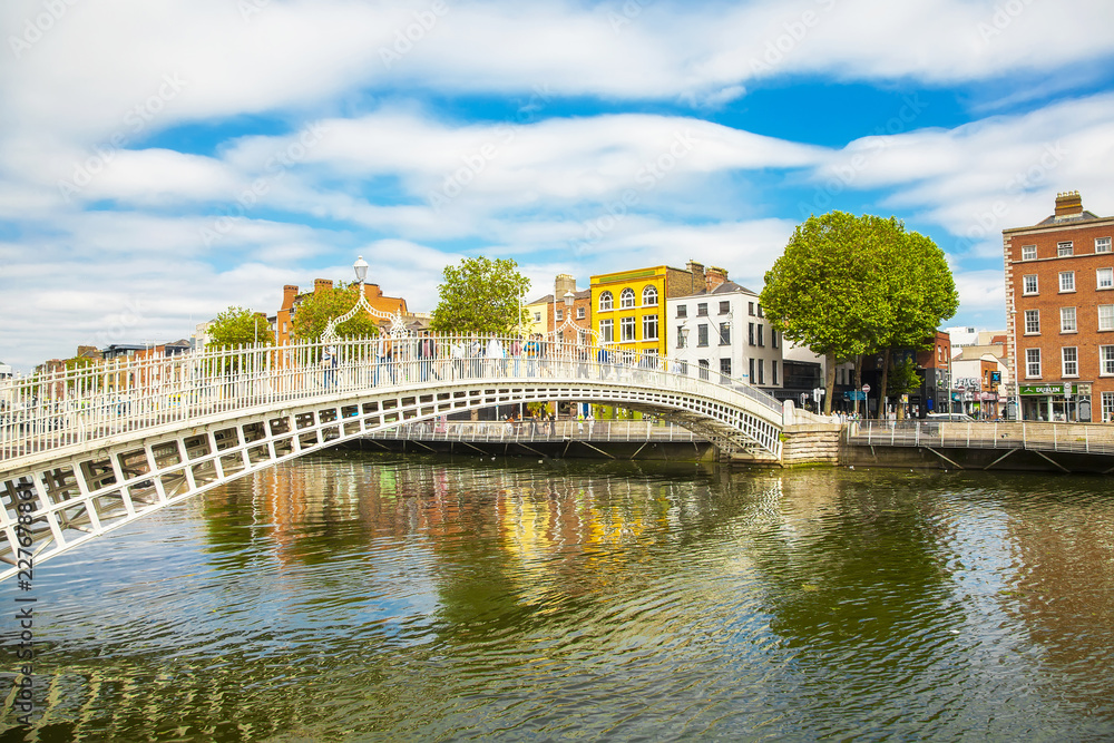 Obraz na płótnie Ha'penny Bridge and Liffey river, Dublin, Ireland w salonie