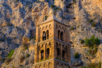 Wall Mural - Vue sur l'église du village de Moustiers-Sainte-Marie. Provence, France.