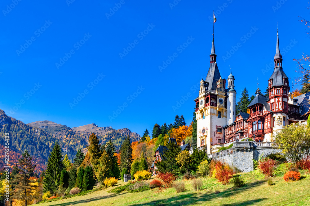 Peles Castle, Sinaia, Prahova County, Romania: Famous Neo-Renaissance castle in autumn colours, at the base of the Carpathian Mountains, Europe - obrazy, fototapety, plakaty 