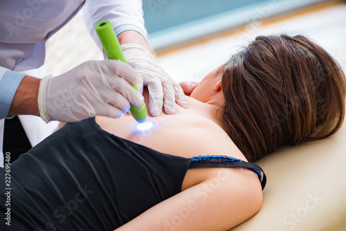 Foto Patient in clinic undergoing laser scar removal