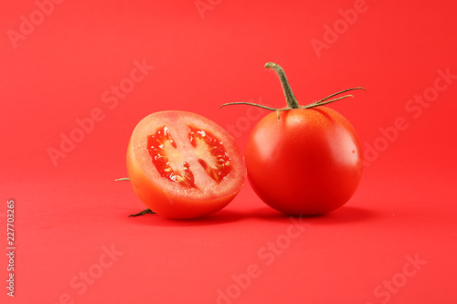 Fotografía tomato on red background