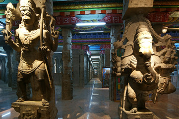 Wall Mural - Inside of Meenakshi hindu temple in Madurai, Tamil Nadu, South India. Religious hall of thousands of columns