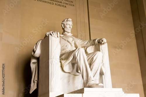Fotografia Statue of Abraham Lincoln inside Lincoln Memorial in Washington D