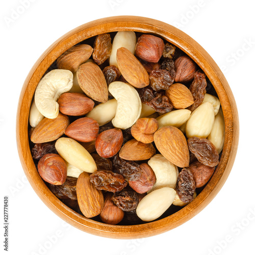 Fotografía Nuts and raisins in wooden bowl