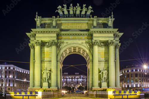Zdjęcie XXL Noc w Petersburgu, brama Narwy na placu Stachek