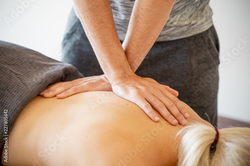 Cuadros en Lienzo Fisioterapia, fisioterapeuta tratando la espalda