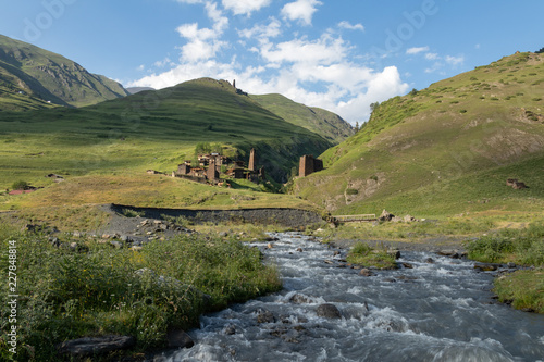 Foto Ancient village in the mountains. Dartlo, Georgia country.