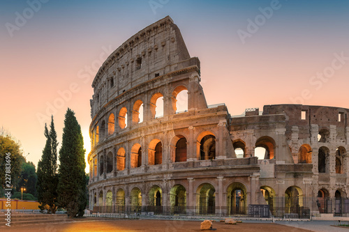 Fototapeta na drzwi i meble Colosseum przy wschodem słońca, Rzym, Włochy