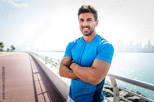 Fotografia Beautiful man doing work out and different exercises outdoor