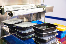 Machine packing plastic food containers