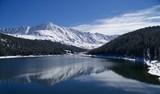 Fototapeta Do przedpokoju - Snow covered mountains reflected in lake