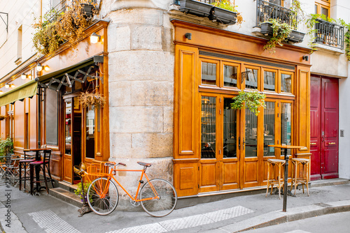 Plakaty francuska uliczka   piekne-okno-sklepu-z-retro-rowerem-na-ulicy-w-paryzu-francja