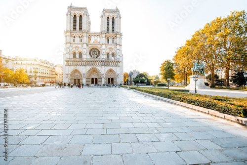 Plakat Widok na słynną katedrę Notre-Dame i pusty plac w świetle poranka w Paryżu, Francja