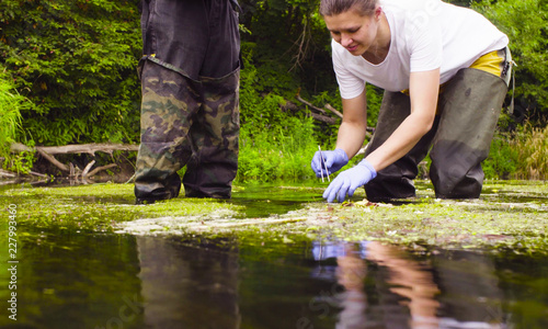 Fotomural Man and woman scientist environmentalist standing in a river