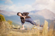 © phRed - Yoga nel parco. Giovane ragazza pratica yoga all'aperto.