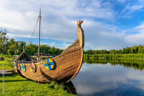 Fotografía The viking boat on the lake. Sula, Belarus