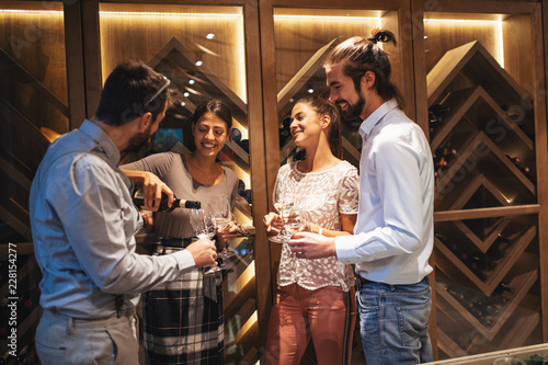 Fotomural Happy couples taste wine in the restaurant