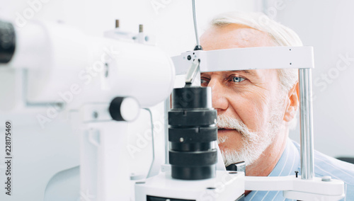 Fotografía Senior patient checking vision with special eye equipment