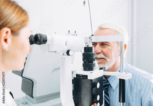 Cuadros en Lienzo Senior man examined by an ophthalmologist, eye exam